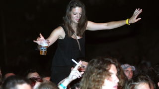 Zadar, 230612.
Drugu vecer 2.JUMF festivala koji se odrzava u Zadru na Kapetanskom, nastupili su Goran Bare i Majke. U nastupu vinkovacke grupe uzivala je mnogobrojna publika.
Foto: Andrija Lucic / CROPIX