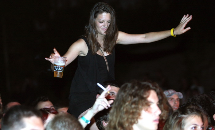 Zadar, 230612.
Drugu vecer 2.JUMF festivala koji se odrzava u Zadru na Kapetanskom, nastupili su Goran Bare i Majke. U nastupu vinkovacke grupe uzivala je mnogobrojna publika.
Foto: Andrija Lucic / CROPIX