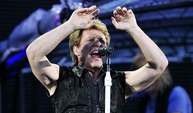 Zagreb, 080611.
Stadion Maksimir.
Nastup americke rock grupe Bon Jovi. 
Na slici: vokal Jon Bon Jovi.
Foto: Boris Kovacev / CROPIX