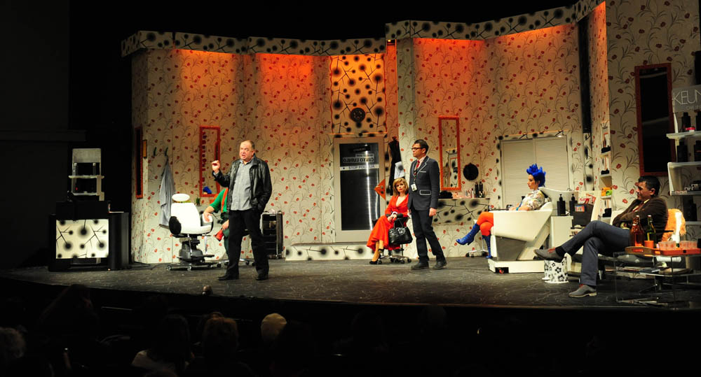 Zadar, 4.12.2012. snimio: Nenad Marčev
Zagrebačko gradsko kazalište Komedija
Paul Pörtner
Čisto ludilo
redateljica: Nina Kleflin
igraju: Vid Balog, Nina Kaić Madić,
Igor Mešin, Damir Lončar, Saša Buneta,
Jasna Palić Picukarić
Velika dv Zadar, 4.12.2012. snimio: Nenad Marčev
Zagrebačko gradsko kazalište Komedija
Paul Pörtner
Čisto ludilo
redateljica: Nina Kleflin
igraju: Vid Balog, Nina Kaić Madić,
Igor Mešin, Damir Lončar, Saša Buneta,
Jasna Palić Picukarić
Velika dv