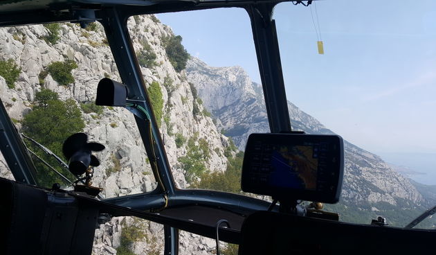 Posada helikoptera Mi-8 sudjelovala u iznimno zahtjevnoj akciji spašavanja ozlijeđenog planinara na planini Biokovu