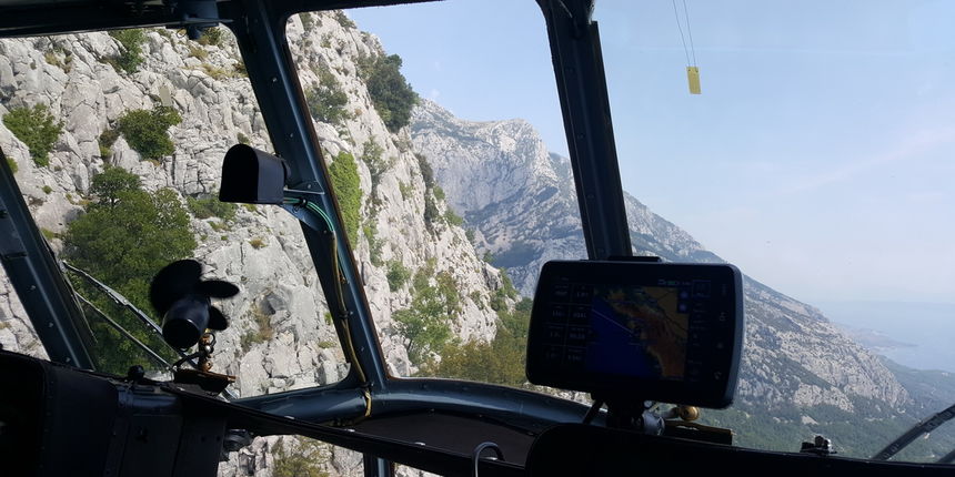 Posada helikoptera Mi-8 sudjelovala u iznimno zahtjevnoj akciji spašavanja ozlijeđenog planinara na planini Biokovu