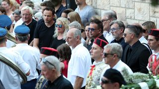 Posljednji ispraćaj Olivera Dragojevića na groblju Sveti Roko u Veloj Luci Posljednji ispraćaj Olivera Dragojevića na groblju Sveti Roko u Veloj Luci