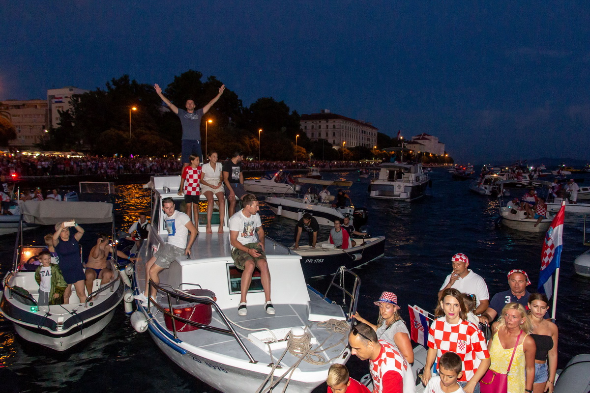 Veličanstven doček četvorice zadarskih Vatrenih od Gradskog mosta do Foruma
