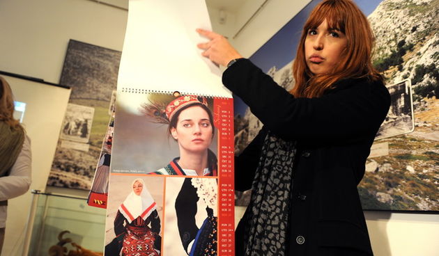 Zadar, 101210.    Stefan Lupino danas je u  Gradskoj strazi   predstavio kalendar kojeg je snimao za Narodni muzej, bio je obucen u narodnu nosnju Polace s kraja 20. stoljeca.  Foto: Andrija Lucic / CROPIX