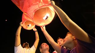 U Vodicama pušteni lampioni za tragično stradale vatrogasce na Kornatima U Vodicama pušteni lampioni za tragično stradale vatrogasce na Kornatima