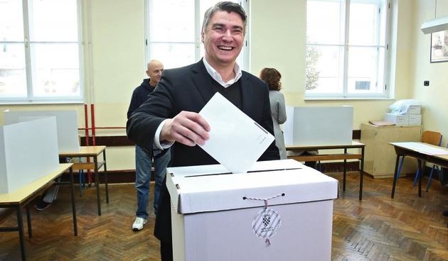 Zoran Milanović glasuje u Krajiškoj. Photo: Sanjin Strukic/PIXSELL
