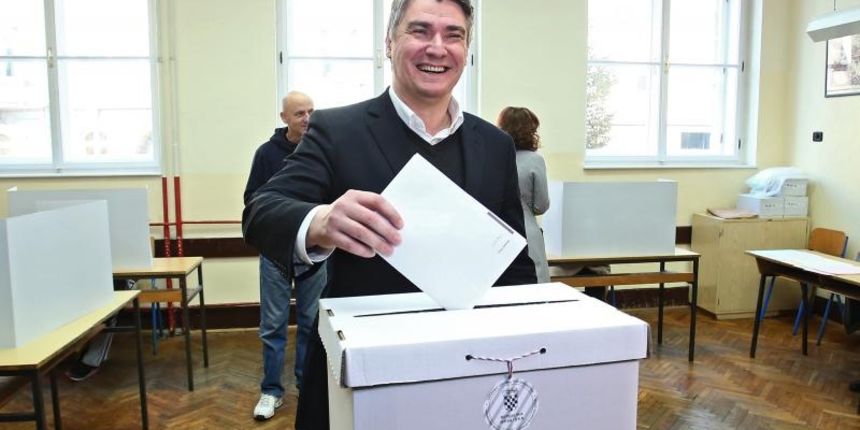 Zoran Milanović glasuje u Krajiškoj. Photo: Sanjin Strukic/PIXSELL Zoran Milanović glasuje u Krajiškoj. Photo: Sanjin Strukic/PIXSELL