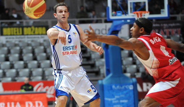 Zadar, 050111. Dvorana Kresimir Cosic.  14. kolo NLB lige, utakmica izmedju Zadra i Cedevite. Na slici: Jakov Vladovic igrac Zadra. Foto: Andrija Lucic / CROPIX