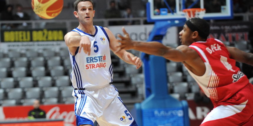 Zadar, 050111. Dvorana Kresimir Cosic.  14. kolo NLB lige, utakmica izmedju Zadra i Cedevite. Na slici: Jakov Vladovic igrac Zadra. Foto: Andrija Lucic / CROPIX