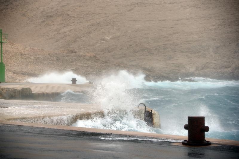 Olujna bura prekinula trajektni promet između Prizne i Žigljena. Photo: Dalibor Urukalović/PIXSELL Olujna bura prekinula trajektni promet između Prizne i Žigljena. Photo: Dalibor Urukalović/PIXSELL