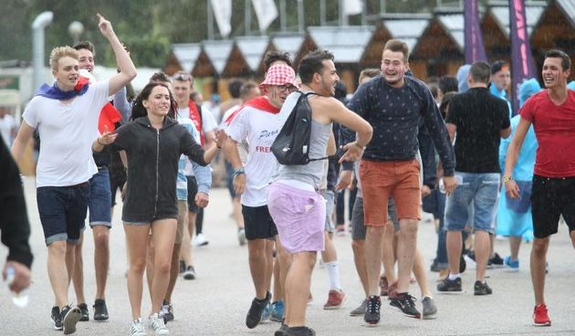 Pocetak Ultra Europe festivala ogodjen zbog nepovoljnih vremenskih prilika. Kisa i jak vjetar ne smetaju dobro raspolozenim partijanerima. Photo: Ivo Cagalj/PIXSELL