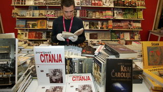 Pula,041209.
Recesijski, ali veselo i uz pjesmu otvoren je u petak jubilarni 15. Sa(n)jam knjige u Istri, koji ce do 13. prosinca okupiti vise od 200 autora i 300 nakladnika.Sajam je prigodnim rijecima otvorio veliki argentinsko-kanadski knjizevnik Albert Pula,041209.
Recesijski, ali veselo i uz pjesmu otvoren je u petak jubilarni 15. Sa(n)jam knjige u Istri, koji ce do 13. prosinca okupiti vise od 200 autora i 300 nakladnika.Sajam je prigodnim rijecima otvorio veliki argentinsko-kanadski knjizevnik Albert