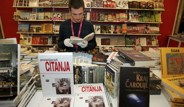 Pula,041209.
Recesijski, ali veselo i uz pjesmu otvoren je u petak jubilarni 15. Sa(n)jam knjige u Istri, koji ce do 13. prosinca okupiti vise od 200 autora i 300 nakladnika.Sajam je prigodnim rijecima otvorio veliki argentinsko-kanadski knjizevnik Albert