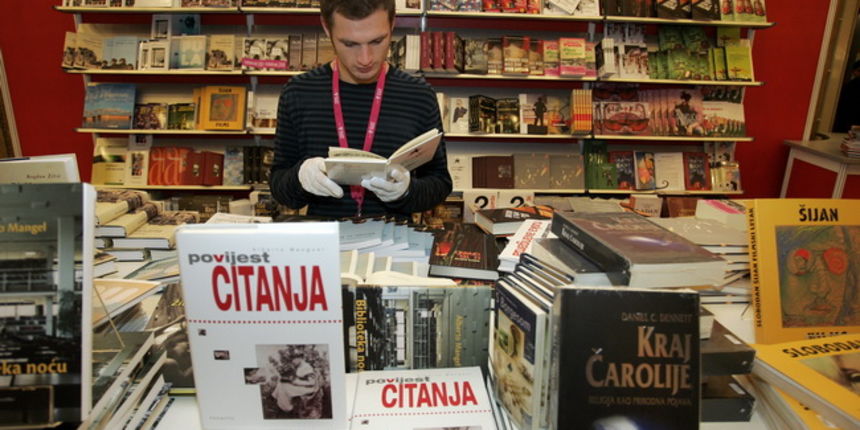 Pula,041209.
Recesijski, ali veselo i uz pjesmu otvoren je u petak jubilarni 15. Sa(n)jam knjige u Istri, koji ce do 13. prosinca okupiti vise od 200 autora i 300 nakladnika.Sajam je prigodnim rijecima otvorio veliki argentinsko-kanadski knjizevnik Albert Pula,041209.
Recesijski, ali veselo i uz pjesmu otvoren je u petak jubilarni 15. Sa(n)jam knjige u Istri, koji ce do 13. prosinca okupiti vise od 200 autora i 300 nakladnika.Sajam je prigodnim rijecima otvorio veliki argentinsko-kanadski knjizevnik Albert