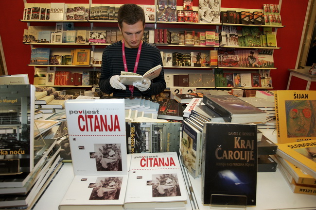 Pula,041209.
Recesijski, ali veselo i uz pjesmu otvoren je u petak jubilarni 15. Sa(n)jam knjige u Istri, koji ce do 13. prosinca okupiti vise od 200 autora i 300 nakladnika.Sajam je prigodnim rijecima otvorio veliki argentinsko-kanadski knjizevnik Albert Pula,041209.
Recesijski, ali veselo i uz pjesmu otvoren je u petak jubilarni 15. Sa(n)jam knjige u Istri, koji ce do 13. prosinca okupiti vise od 200 autora i 300 nakladnika.Sajam je prigodnim rijecima otvorio veliki argentinsko-kanadski knjizevnik Albert