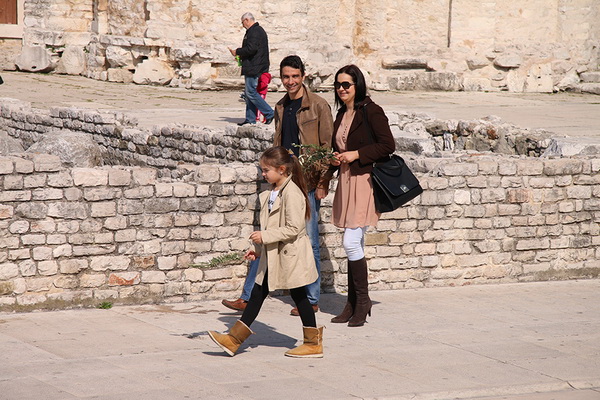 Cvjetnica 20. ožujka 2016: Nakon blagoslova maslinovih grančica, nadbisku Želimir Puljić predvodio je procesiju do katedrale sv. Stošije gdje je služio misno slavlje na kojem se pjevala Muka našeg Gospodina Cvjetnica 20. ožujka 2016: Nakon blagoslova maslinovih grančica, nadbisku Želimir Puljić predvodio je procesiju do katedrale sv. Stošije gdje je služio misno slavlje na kojem se pjevala Muka našeg Gospodina