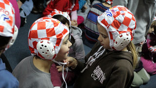 Da hrvatske zlatne Barakude imaju veliko srce pokazali su već prvog dana boravka u Zadru. Posjetili su mališane DV Latica i donijeli im prigodne poklone – vaterpolo kapice hrvatske reprezentacije. Mališani i njihove tete s oduševljenjem su dočekali svoje