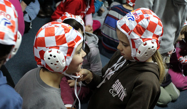 Da hrvatske zlatne Barakude imaju veliko srce pokazali su već prvog dana boravka u Zadru. Posjetili su mališane DV Latica i donijeli im prigodne poklone – vaterpolo kapice hrvatske reprezentacije. Mališani i njihove tete s oduševljenjem su dočekali svoje