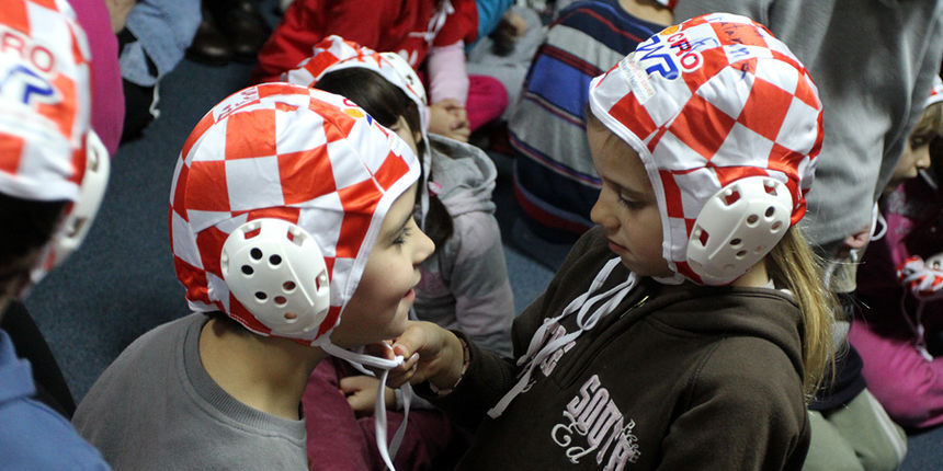 Da hrvatske zlatne Barakude imaju veliko srce pokazali su već prvog dana boravka u Zadru. Posjetili su mališane DV Latica i donijeli im prigodne poklone – vaterpolo kapice hrvatske reprezentacije. Mališani i njihove tete s oduševljenjem su dočekali svoje
