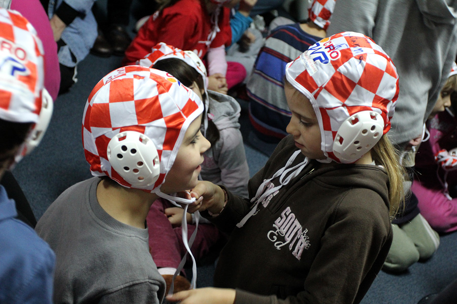 Da hrvatske zlatne Barakude imaju veliko srce pokazali su već prvog dana boravka u Zadru. Posjetili su mališane DV Latica i donijeli im prigodne poklone – vaterpolo kapice hrvatske reprezentacije. Mališani i njihove tete s oduševljenjem su dočekali svoje