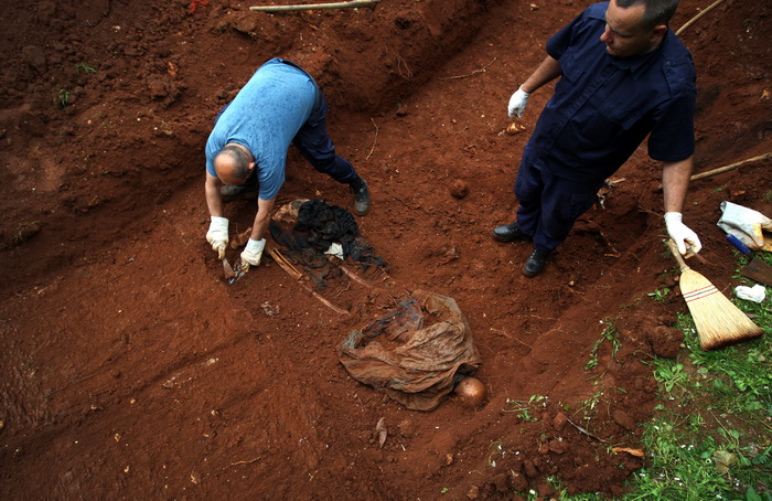 Zadar, 020513.
Gradsko groblje. 
Ministarstvo branitelja je na Gradskom groblju u Zadru predstavilo rezultate ekshumacije posmrtnih ostataka zrtava srpske nacionalnosti koje su stradale u Domovinskom ratu 1995. godine. 
Foto: Jure Miskovic / CROPIX