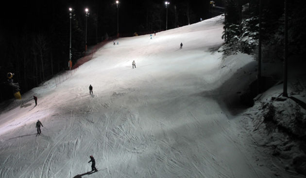 Zagreb, 281210.
Zagrebacko Sljeme otvorilo je vrata po prvi puta ove sezona za nocne skijase. Nocno skijanje je trajalo od 19h do 22h, uvjeti su bili jako dobri.
Foto: Viktor Saric / CROPIX