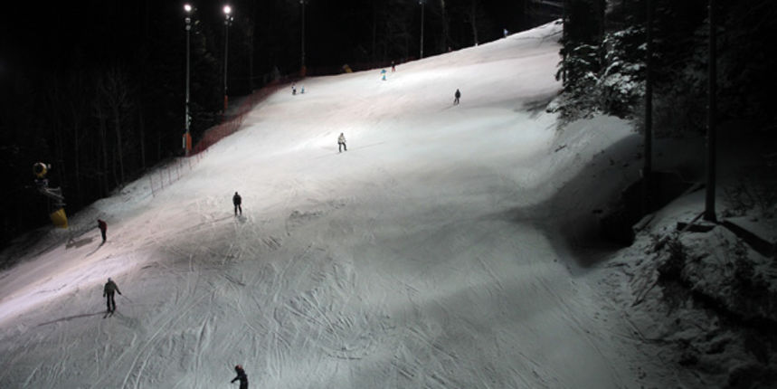Zagreb, 281210.
Zagrebacko Sljeme otvorilo je vrata po prvi puta ove sezona za nocne skijase. Nocno skijanje je trajalo od 19h do 22h, uvjeti su bili jako dobri.
Foto: Viktor Saric / CROPIX Zagreb, 281210.
Zagrebacko Sljeme otvorilo je vrata po prvi puta ove sezona za nocne skijase. Nocno skijanje je trajalo od 19h do 22h, uvjeti su bili jako dobri.
Foto: Viktor Saric / CROPIX