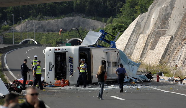 Gospic, 230612.
U prevrtanju ceskog autobusa iz grada Brna, jutros oko 4 sata izmedju tunela Krpani i Sveti Rok na auutocesti A1 smrtno je stradalo sedam osoba, a 42 su ozlijedjene. Svi ozlijedeni zbrinuti su u Opcoj bolnici Gospic, a troje kriticnih preb