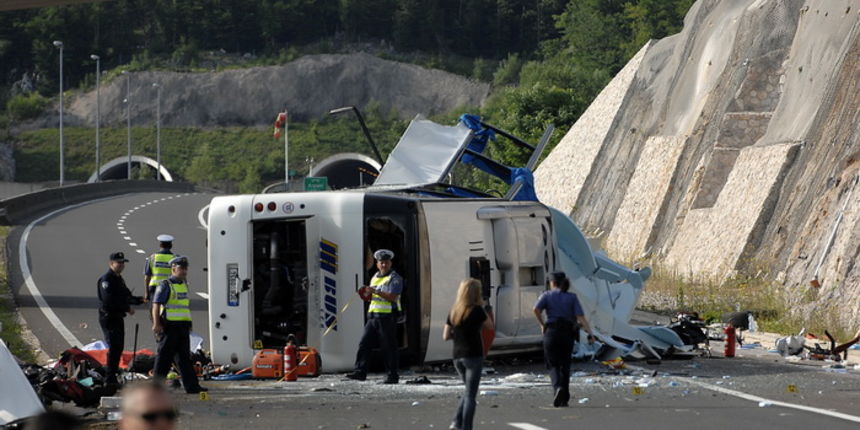 Gospic, 230612.
U prevrtanju ceskog autobusa iz grada Brna, jutros oko 4 sata izmedju tunela Krpani i Sveti Rok na auutocesti A1 smrtno je stradalo sedam osoba, a 42 su ozlijedjene. Svi ozlijedeni zbrinuti su u Opcoj bolnici Gospic, a troje kriticnih preb