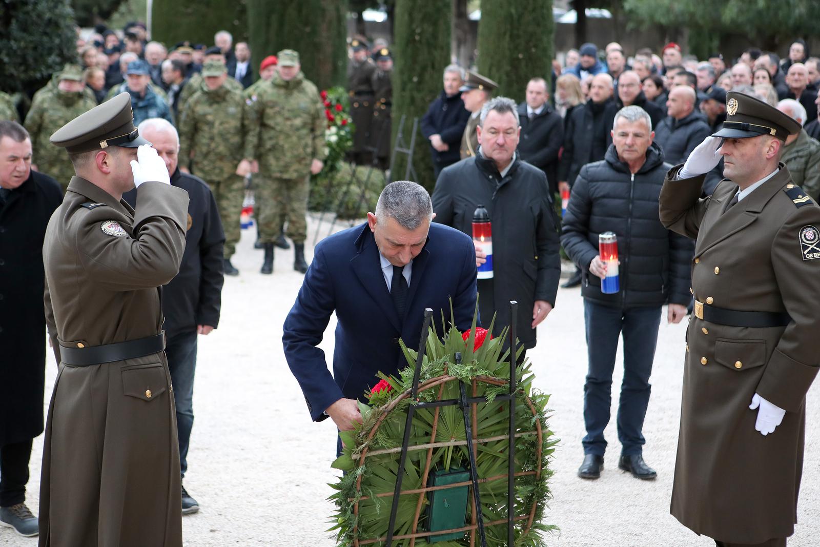 Na Gradskom groblju odana počast poginulim hrvatskim braniteljima povodom 30. obljetnice VRO Maslenica Na Gradskom groblju odana počast poginulim hrvatskim braniteljima povodom 30. obljetnice VRO Maslenica