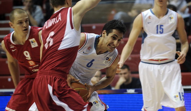 Zagreb, 061110. Veceras se u kosarkaskom centru Drazen Petrovic odigrava  kosarkaska utakmica 6. kola NLB lige izmedju domacina KK Cibone i KK Nymburk iz istoimenog Ceskog grada. Na slici: zadnji napad Roka Stipcevica u kojem je napravio korake te je Cibo