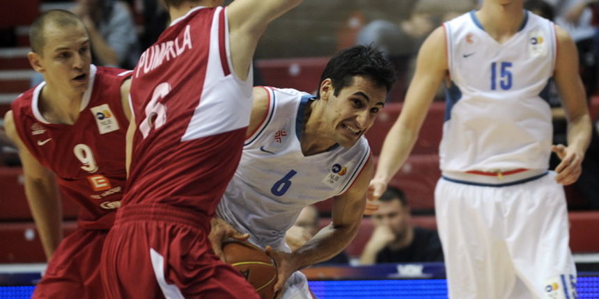 Zagreb, 061110. Veceras se u kosarkaskom centru Drazen Petrovic odigrava kosarkaska utakmica 6. kola NLB lige izmedju domacina KK Cibone i KK Nymburk iz istoimenog Ceskog grada. Na slici: zadnji napad Roka Stipcevica u kojem je napravio korake te je Cibo Zagreb, 061110. Veceras se u kosarkaskom centru Drazen Petrovic odigrava kosarkaska utakmica 6. kola NLB lige izmedju domacina KK Cibone i KK Nymburk iz istoimenog Ceskog grada. Na slici: zadnji napad Roka Stipcevica u kojem je napravio korake te je Cibo