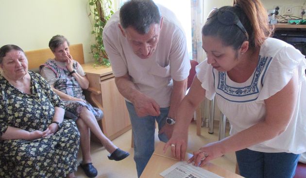 Umjetnička djela od novinskog papira: Održane kreativne radionice u domovima za starije