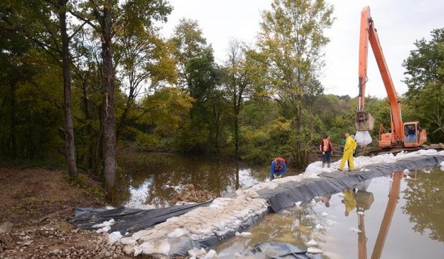 Zbog aktualnog stanja u vodotocima na podrucju Sisacko-moslavacke zupanije odrzana je sjednica zupanijskog Stozera za zastitu i spasavanje. Nakon sjednice clanovi Stozera obisli su lokalitet Obedskog kanala u Zazini gdje se gradi brana. Photo: Nikola Cutu