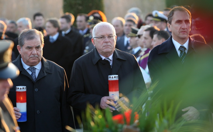 Skabrnja, 181111.
20. obljetnica stradanja Skabrnje. U Skabrnji je uz govore na trgu ispred crkve odrzano i polaganje vijenaca na groblju.
Na fotografiji: vijenac je polozio zadarski gradonacelnik Zvonimir Vrancic (u sredini).
Foto: Andrija Lucic / CROP Skabrnja, 181111.
20. obljetnica stradanja Skabrnje. U Skabrnji je uz govore na trgu ispred crkve odrzano i polaganje vijenaca na groblju.
Na fotografiji: vijenac je polozio zadarski gradonacelnik Zvonimir Vrancic (u sredini).
Foto: Andrija Lucic / CROP