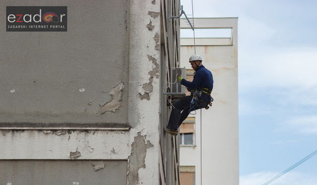Đir po gradu, srijeda 22. studenog 2017.Građevina, građevinski radnik, postavljanje klime, fasada