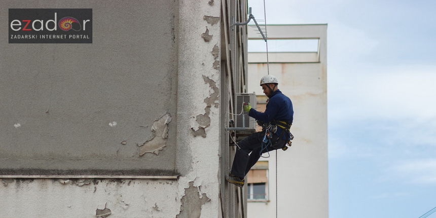 Đir po gradu, srijeda 22. studenog 2017.Građevina, građevinski radnik, postavljanje klime, fasada Đir po gradu, srijeda 22. studenog 2017.Građevina, građevinski radnik, postavljanje klime, fasada
