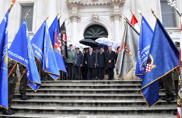 Dubrovnik, 061211.
Svecani mimohod i postrojavanje branitelja grada Dubrovnika iz 1991. godine na Stradunu u sklopu proslave dana Branitelja pred predsjednikom RH Ivom Josipovicem.
Na slici: Ivo Josipovic, Andro Vlahusic.
Foto: Tonci Plazibat / CROPIX Dubrovnik, 061211.
Svecani mimohod i postrojavanje branitelja grada Dubrovnika iz 1991. godine na Stradunu u sklopu proslave dana Branitelja pred predsjednikom RH Ivom Josipovicem.
Na slici: Ivo Josipovic, Andro Vlahusic.
Foto: Tonci Plazibat / CROPIX
