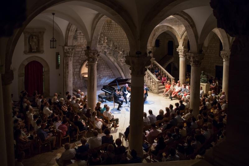 Atrij knezevog dvora, Dubrovnik – Koncert klasaicne glazbe. Ansambl becke filharmonije. Shkelzen Doli, violina Holger Groh, violina Sebastian Bru, violoncelo, Gottlieb Wallisch, klavir. Photo: Grgo Jelavic/PIXSELL