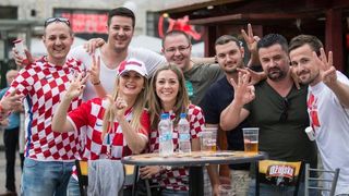 Hrvatski navijači okupirali Lens uoči utakmice s Portugalom, Photo: PIXSELL Hrvatski navijači okupirali Lens uoči utakmice s Portugalom, Photo: PIXSELL