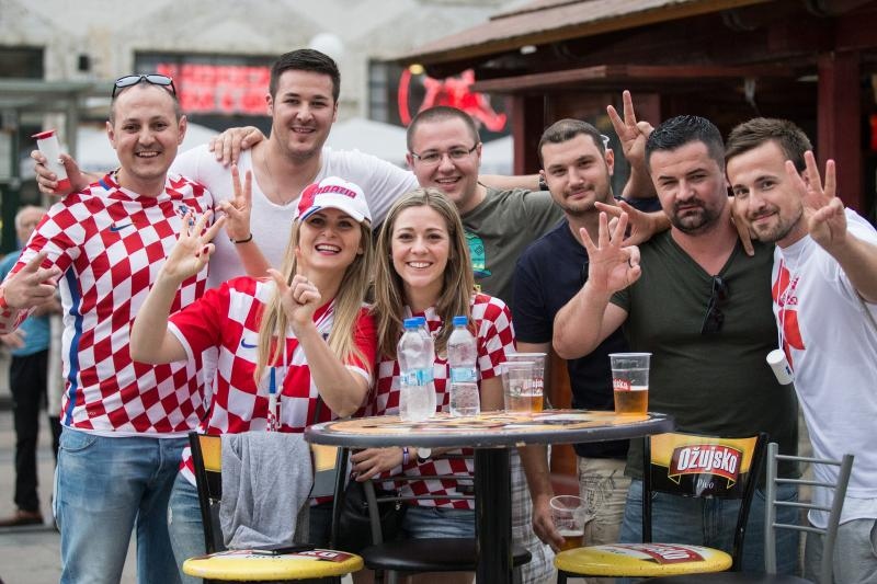 Hrvatski navijači okupirali Lens uoči utakmice s Portugalom, Photo: PIXSELL Hrvatski navijači okupirali Lens uoči utakmice s Portugalom, Photo: PIXSELL