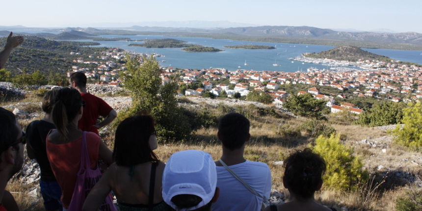 Od 21. -30 rujna ove godine u Murteru održati će se po drugi put međunarodna razmjena mladih iz EU programa ‘Mladi na djelu’ pod nazivom “Ujedinjeni mladi – duboko i modro spašeno”. Od 21. -30 rujna ove godine u Murteru održati će se po drugi put međunarodna razmjena mladih iz EU programa ‘Mladi na djelu’ pod nazivom “Ujedinjeni mladi – duboko i modro spašeno”.