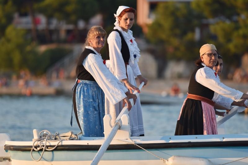 Tradicionalna ženska regata gajeta na vesla u Krapnju
