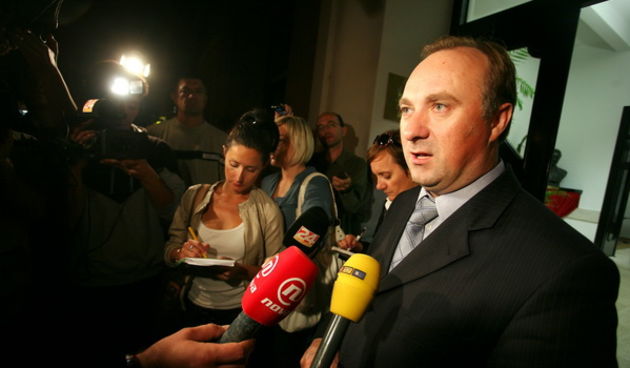 Zagreb, 210909. 
Predsjednistvo HDZ-a ispred sredisnjice stranke na Trgu zrtava fasizma, poslije sastanka. 
Na sastanku je bila i premijerka Jadranka Kosor. 
Na slici: ministar gospodarstva Damir Polancec daje izjavu za medije.
Foto: Damjan Tadic / CROPIX