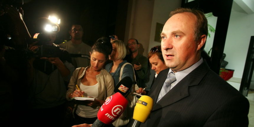 Zagreb, 210909. 
Predsjednistvo HDZ-a ispred sredisnjice stranke na Trgu zrtava fasizma, poslije sastanka. 
Na sastanku je bila i premijerka Jadranka Kosor. 
Na slici: ministar gospodarstva Damir Polancec daje izjavu za medije.
Foto: Damjan Tadic / CROPIX