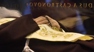 Velik broj vjernika sudjelovalo u procesiji u kojoj je nošeno tijelo Leopolda Bogdana Mandića od crkve Gospe od zdravlja do katedrale sv. Stošije Velik broj vjernika sudjelovalo u procesiji u kojoj je nošeno tijelo Leopolda Bogdana Mandića od crkve Gospe od zdravlja do katedrale sv. Stošije