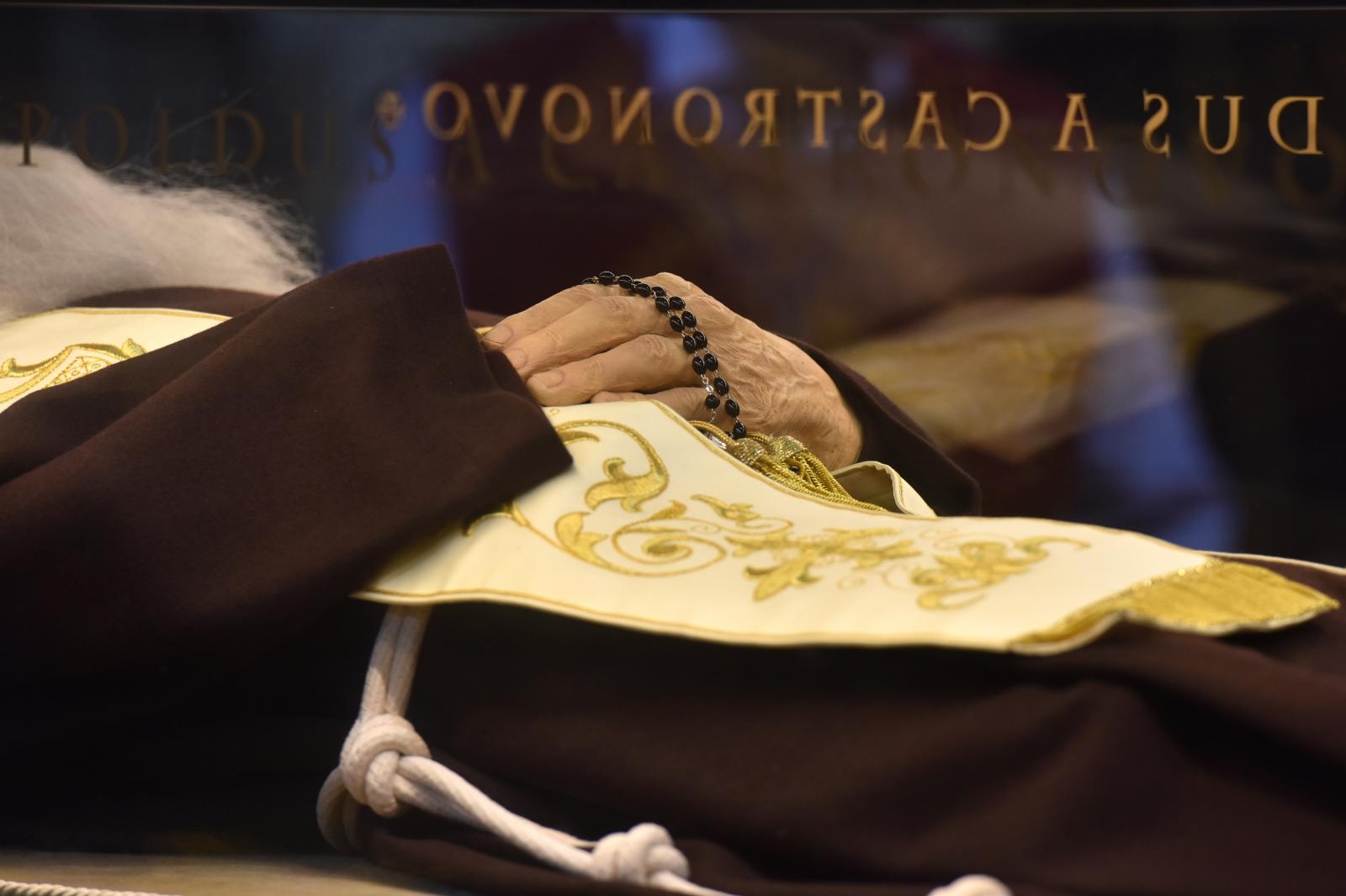 Velik broj vjernika sudjelovalo u procesiji u kojoj je nošeno tijelo Leopolda Bogdana Mandića od crkve Gospe od zdravlja do katedrale sv. Stošije Velik broj vjernika sudjelovalo u procesiji u kojoj je nošeno tijelo Leopolda Bogdana Mandića od crkve Gospe od zdravlja do katedrale sv. Stošije