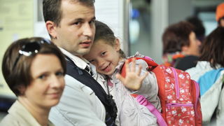 Zagreb, 250912.
Zracna luka Zagreb.
Jutros je iz zagrebacke zracne luke s roditeljima otputovala djevojcica Stephanie Milda (5), koja boluje od teske malformacije mozga.
Za operaciju u Chicagu humanitarnim akcijama i dobrovoljnim prilozima prikupljeno je