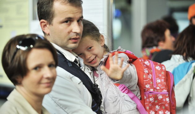 Zagreb, 250912.
Zracna luka Zagreb.
Jutros je iz zagrebacke zracne luke s roditeljima otputovala djevojcica Stephanie Milda (5), koja boluje od teske malformacije mozga.
Za operaciju u Chicagu humanitarnim akcijama i dobrovoljnim prilozima prikupljeno je